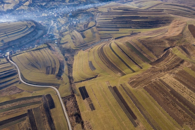 Vista aérea de un pequeño pueblo rural en otoño