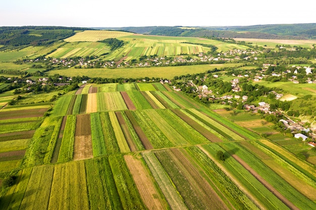 Vista aérea de un pequeño pueblo.