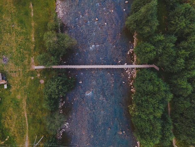 Vista aérea del pequeño puente a través del espacio de copia del río de montaña