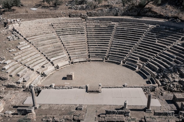 Vista aérea del pequeño teatro griego antiguo en Epidauro, Grecia