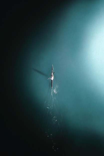 Foto vista aérea de una persona remando en el mar