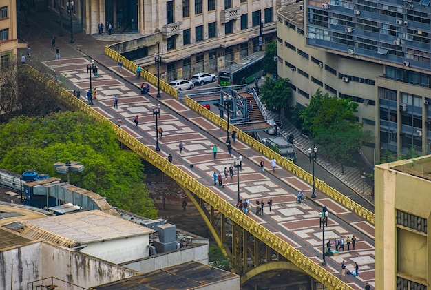 Foto vista aérea de personas cruzando el viaducto de santa ifigenia en el centro de la ciudad