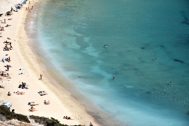 Vista aérea de personas disfrutando en la playa de Kedros