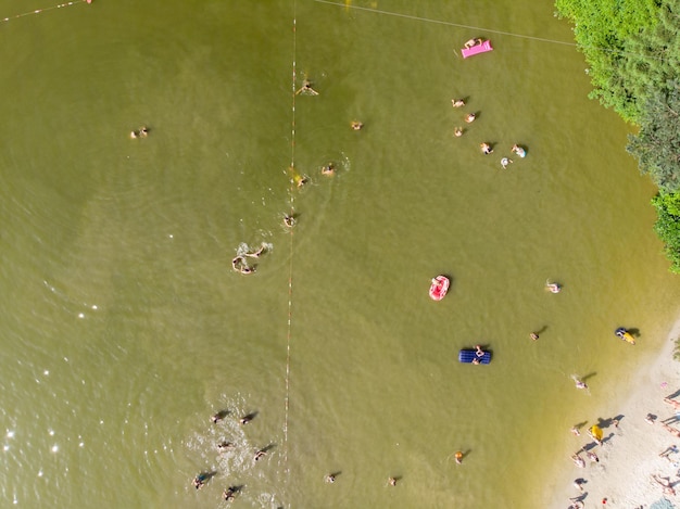 Vista aérea de personas nadando en el lago