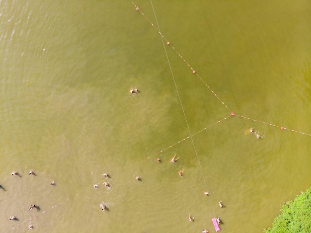 Vista aérea de personas nadando en el lago