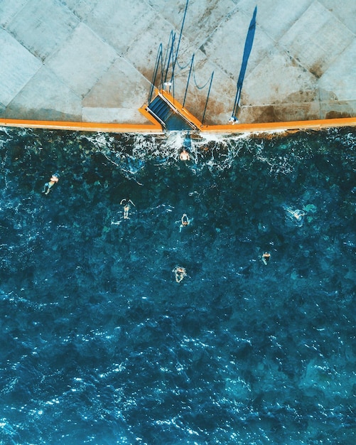 Vista aérea de personas nadando en el mar
