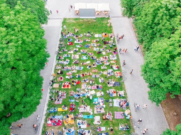 Vista aérea de personas que ven cine en cine al aire libre