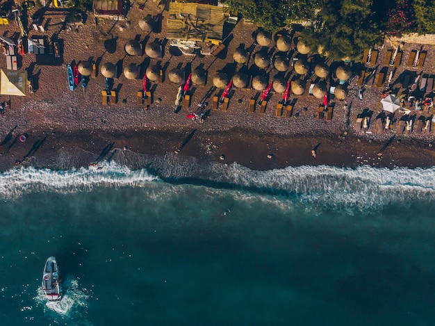 Vista aérea de personas tomando el sol en la playa por la noche