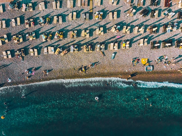 Vista aérea de personas tomando el sol en la playa por la noche