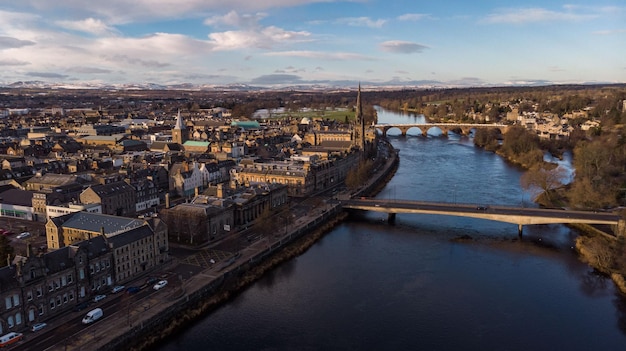 Vista aérea de Perth, Escocia por encima del río Tay