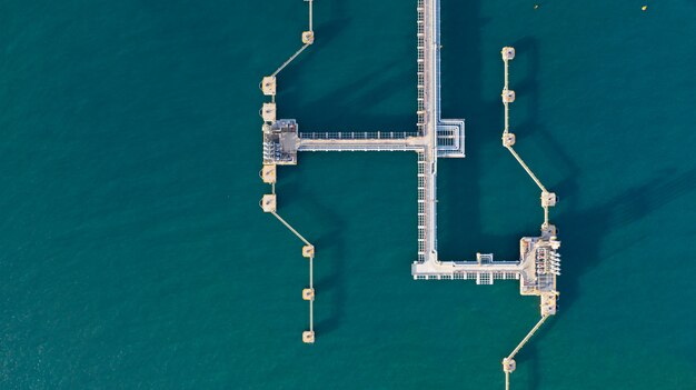 Vista aérea de petróleo crudo y gas terminal, brazo de carga de refinería de petróleo y gas en el puerto comercial.