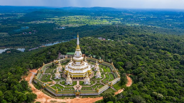 Vista aérea Phra Maha Chedi Chai Mongkol o templo de Phanamtip, Roi Et, Tailandia.