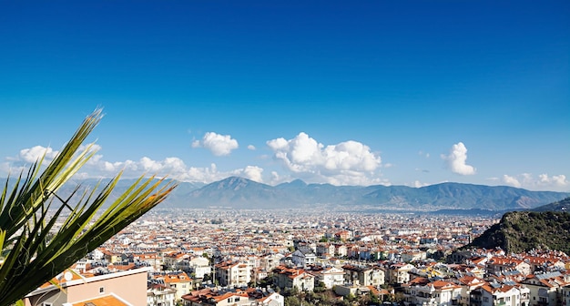 Vista aérea pintoresca de la ciudad de Fethiye, destino turístico destacado en la Riviera turca