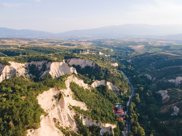 Vista aérea de las pirámides de arena de Melnik, Bulgaria