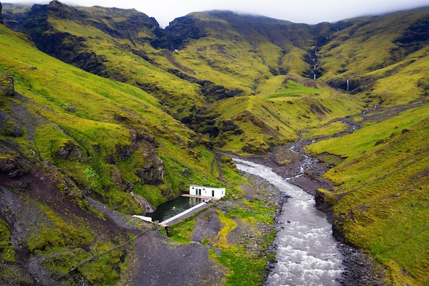 Vista aérea de la piscina geotérmica Seljavallalaug en el sur de Islandia