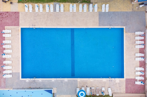 Vista aérea de la piscina en el hotel