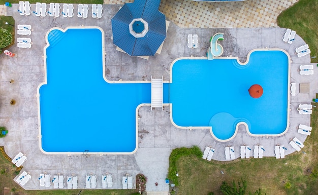 Vista aérea de la piscina en el hotel