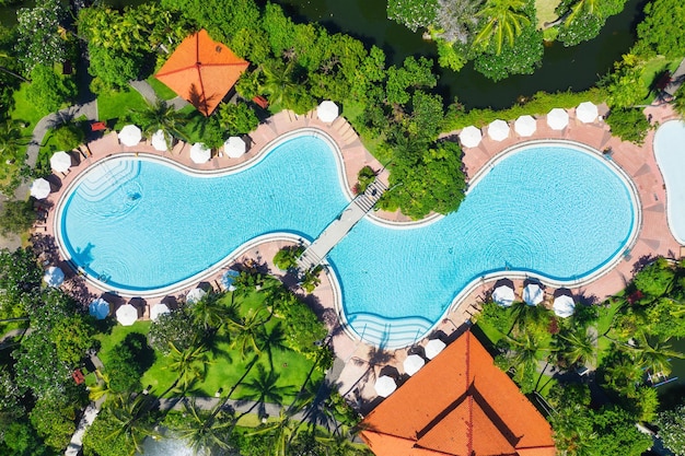 Vista aérea en la piscina y palmeras Un lugar para descansar y relajarse Sombrillas de playa Club de playa para relajarse en la isla de AsiaxABali Indonesia Imagen de viaje