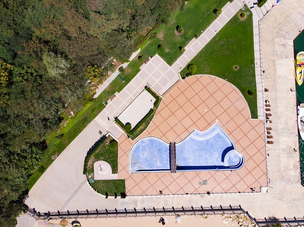 Vista aérea de la piscina que no funciona durante la cuarentena de cierre cerca de Varna y Golden Beach, Bulgaria