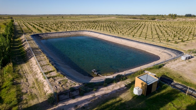 Vista aérea de una piscina de tanque de agua para riego en agricultura