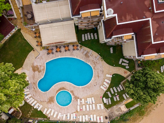 Vista aérea de la piscina con tumbonas en el hotel