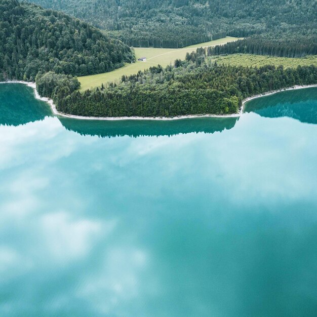 Foto vista aérea de la piscina