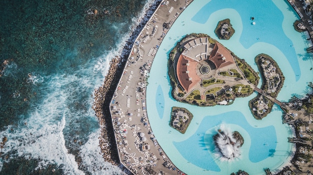 Vista aérea de piscinas de agua salada bellamente diseñadas Lago Martianez en Puerto de la Cruz, Tenerife, Islas Canarias, España