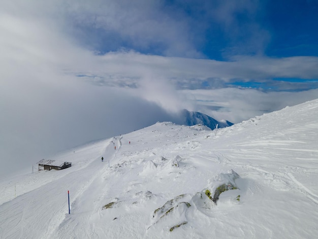 Vista aérea de la pista de esquí en las montañas de eslovaquia