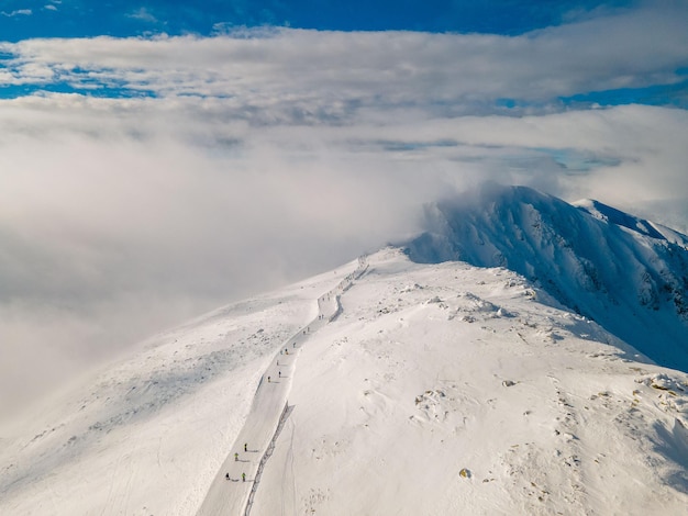 Vista aérea de la pista de esquí en las montañas de eslovaquia