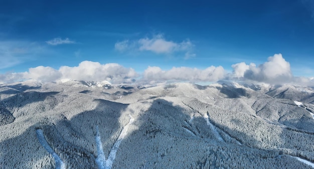 Vista aérea en la pista de la estación de esquí Bosque y pista de esquí desde el aire Paisaje invernal desde un dron Paisaje nevado en la estación de esquí Fotografía aérea