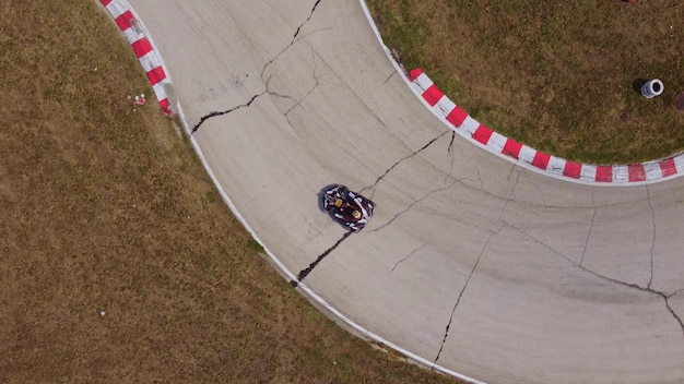 Vista aérea de la pista de karting durante la carrera Varios karts de carreras compiten en una pista especial