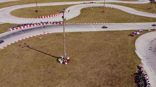 Vista aérea de la pista de karting durante la carrera Varios karts de carreras compiten en una pista especial