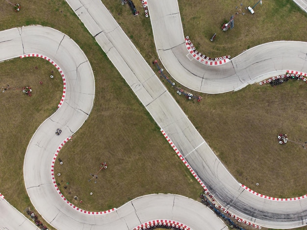 Vista aérea de la pista de karting durante la carrera Varios karts de carreras compiten en una pista especial