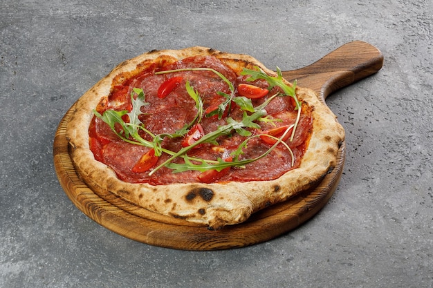 Vista aérea de la pizza Napoli en tablero de madera