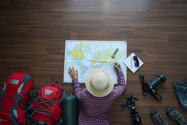 Vista aérea del plan de la mujer viajera con mapa.