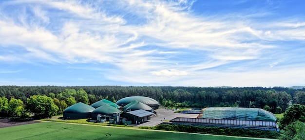 Vista aérea de una planta de biogás para la producción de energía eléctrica a partir de residuos orgánicos y residuos agrícolas
