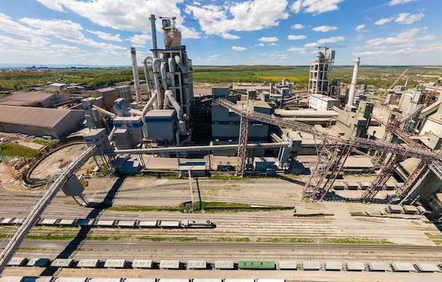 Vista aérea de la planta de cemento con alta estructura de fábrica de hormigón y grúa torre en el área de producción industrial. Concepto de industria global y fabricación.