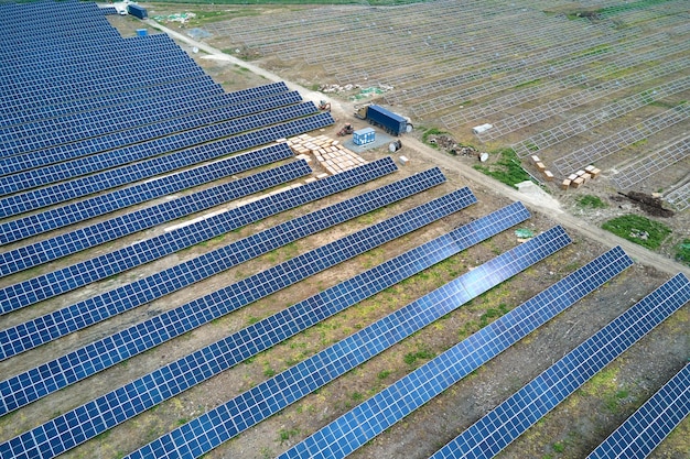 Vista aérea de la planta de energía eléctrica en construcción con un camión que entrega piezas de montaje para paneles solares en una estructura metálica para producir energía eléctrica Desarrollo de electricidad renovable