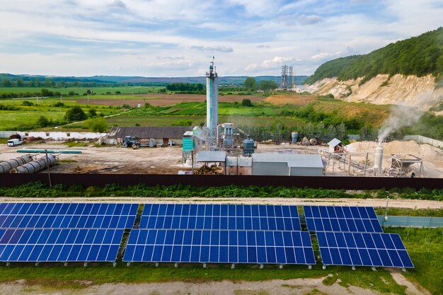 Vista aérea de la planta de energía eléctrica con filas de paneles solares fotovoltaicos para producir energía eléctrica ecológica limpia en el área industrial Electricidad renovable con concepto de cero emisiones