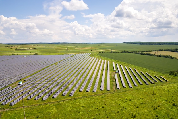 Vista aérea de la planta de energía solar en campo verde. Cuadros eléctricos para producción de energía ecológica limpia.