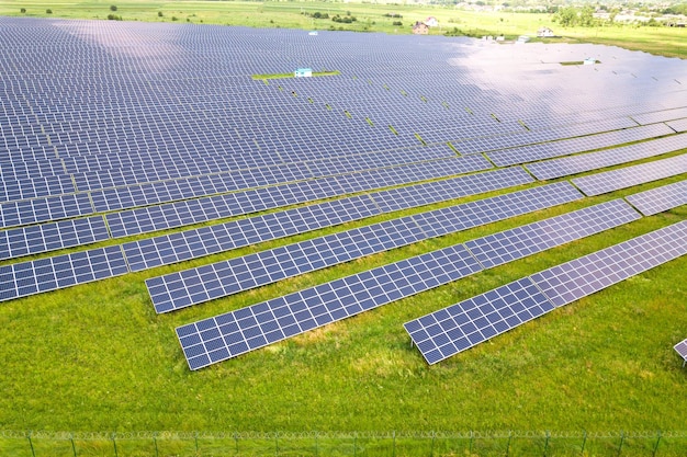 Vista aérea de la planta de energía solar en campo verde Paneles eléctricos para producir energía ecológica limpia