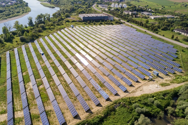 Vista aérea de la planta de energía solar en campo verde.