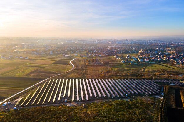 Vista aérea de la planta de energía solar en construcción en campo verde.