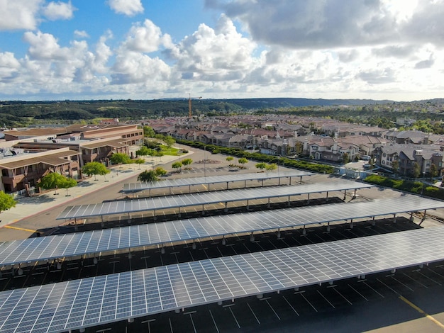 Foto vista aérea de la planta de energía solar instalada en la parte superior de un estacionamiento. paneles solares de energía renovable