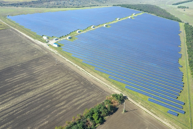 Vista aérea de una planta de energía solar.