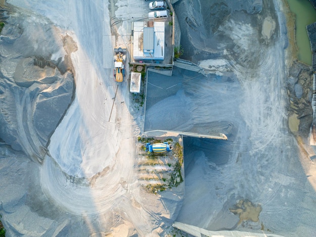 Vista aérea de la planta industrial en la mina de arena y grava. Maquinaria pesada en foso.