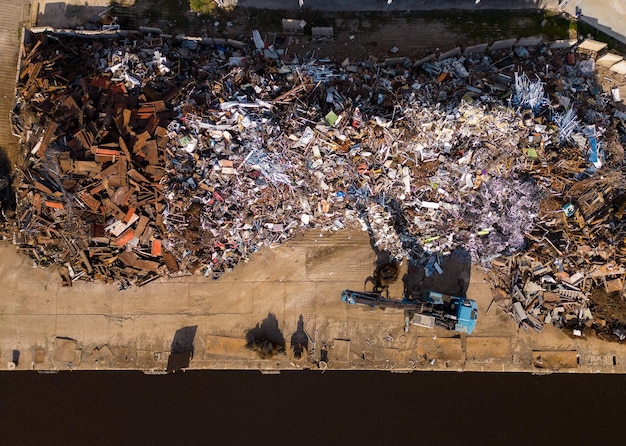 Vista aérea de una planta de reciclaje de chatarra