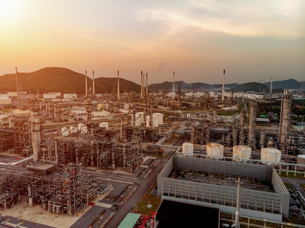 Foto vista aérea de la planta de refinería de petróleo de tubería de acero