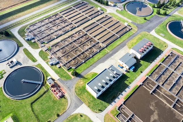 Foto vista aérea de la planta de tratamiento de aguas depuración de aguas industriales urbanas