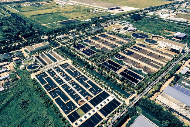 Vista aérea de la planta de tratamiento de aguas residuales en la ciudad de Wroclaw en Polonia